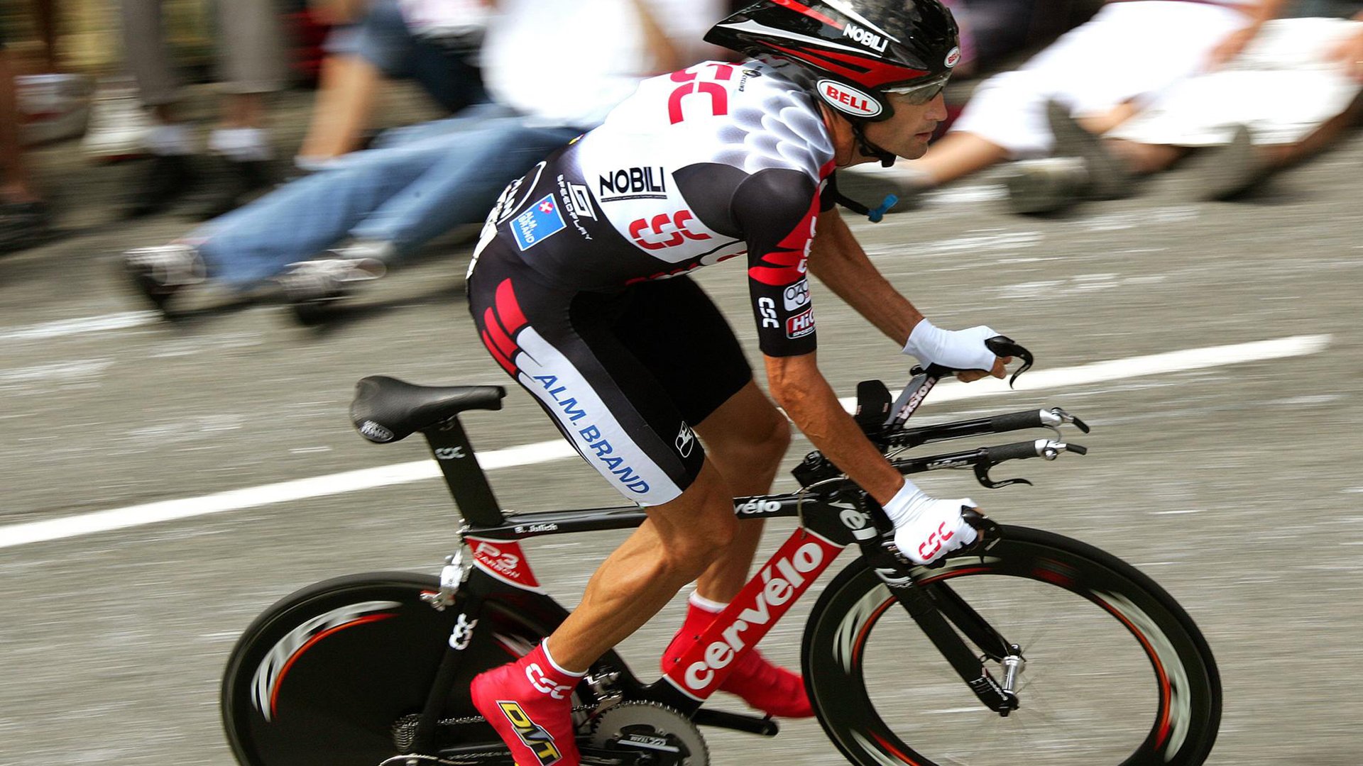 爱游戏体育app-“武汉马拉松：赛场上，速度与毅力的较量”